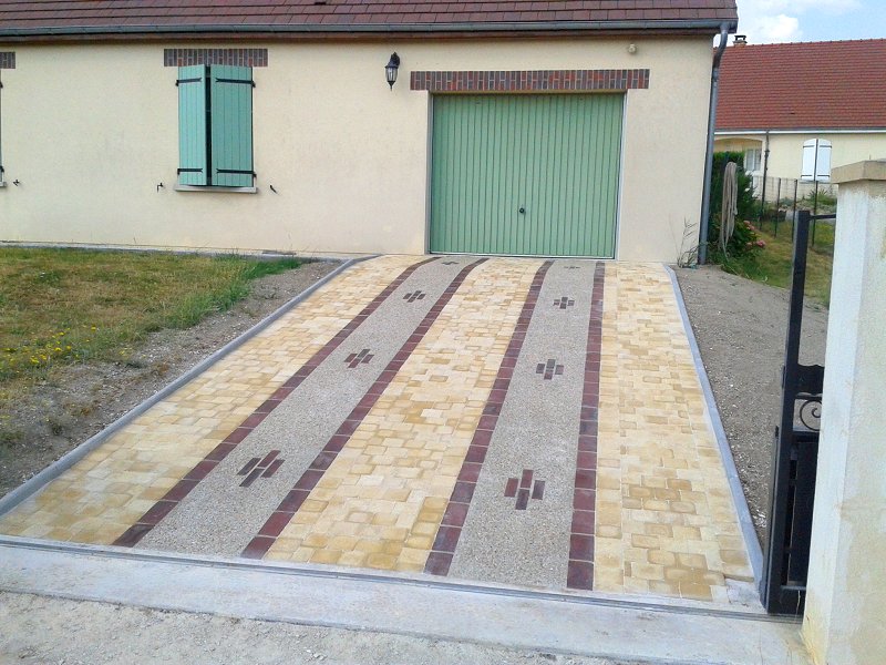 Accès de garage en briques, béton désactivé et pavés